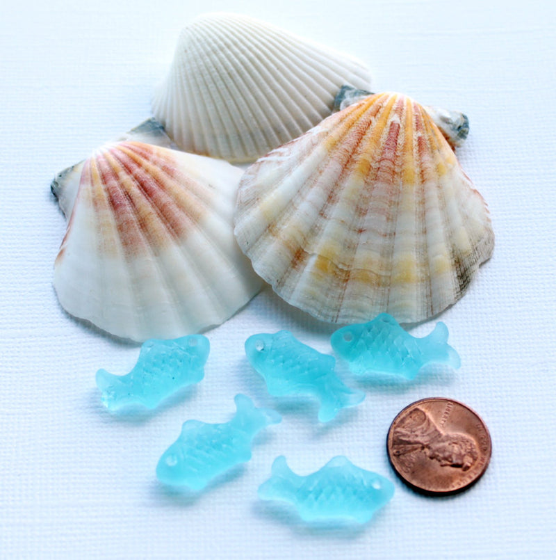 2 breloques en verre de mer de culture poisson bleu - U082