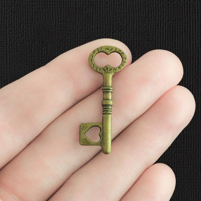 8 clés breloques ton bronze antique 2 faces - BC037