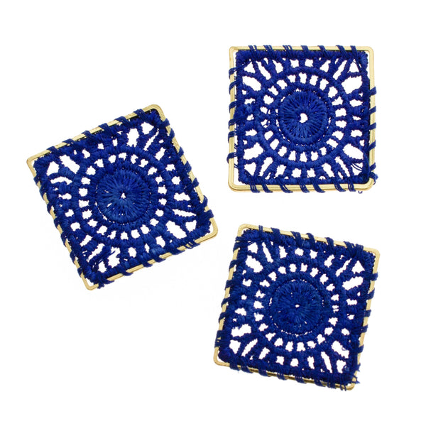 4 pendentifs carrés dorés en dentelle tissée bleu royal - TSP217-B