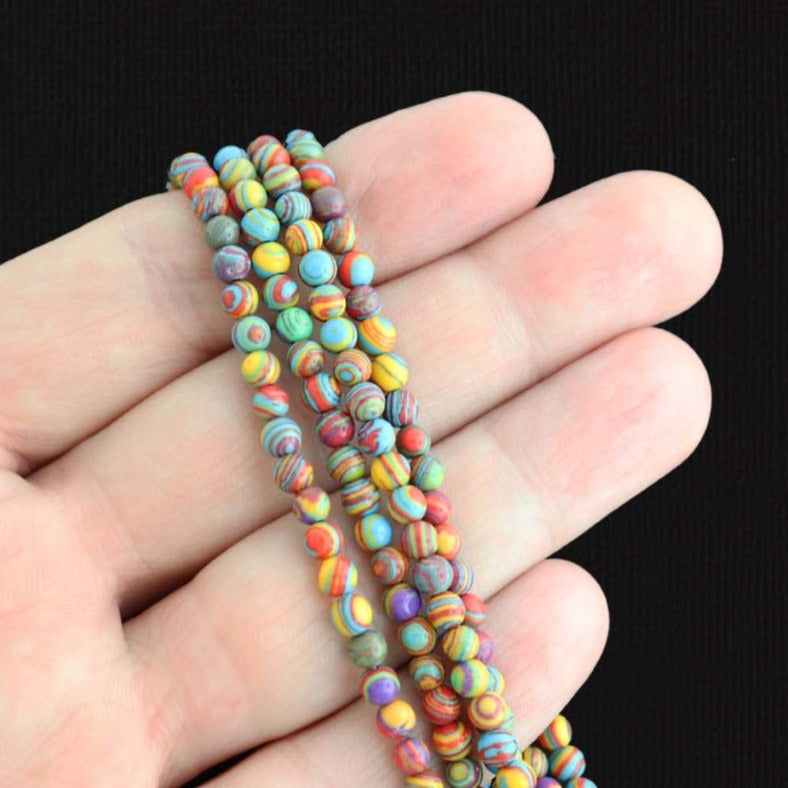 Perles rondes en malachite synthétique 7 mm - Tourbillon rouge, vert et jaune - 1 brin 95 perles - BD1387
