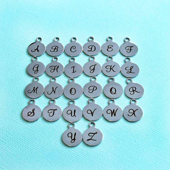 Charmes de lettres en acier inoxydable - Choisissez votre initiale et quantité - Alphabet de script majuscule - 13mm avec boucle - ALPHA1500BFS-IND