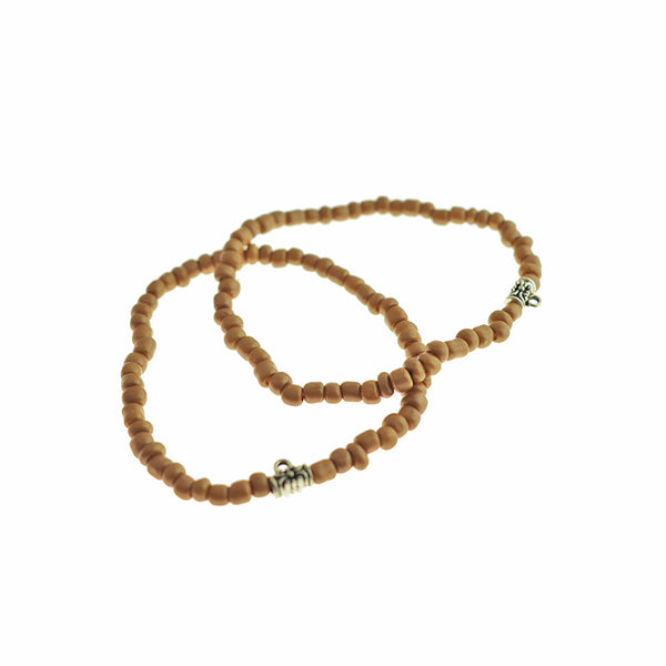 Bracelet de perles acryliques de graines 65 mm - Marron clair avec bélière argentée antique - 1 bracelet - BB274