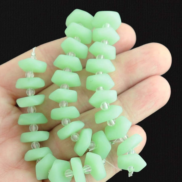 Perles de verre de mer de culture de forme libre 14 mm - Vert écume de mer - 1 brin 10 perles - U159