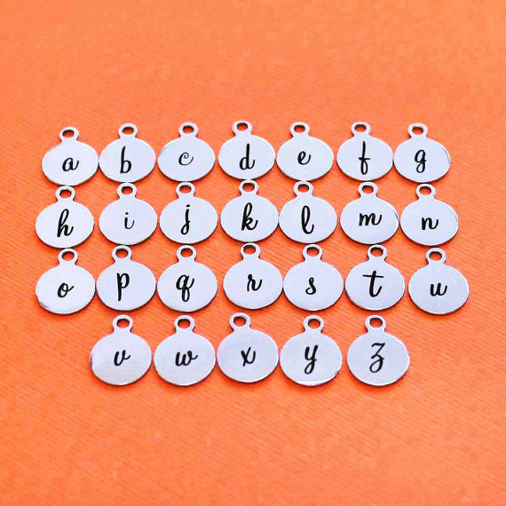 Charmes de lettre en acier inoxydable - Choisissez votre initiale et quantité - Alphabet de script minuscule - 13mm avec boucle - ALPHA1600BFS-IND
