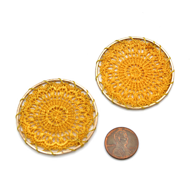 2 pendentifs dorés en dentelle tissée jaune - TSP118