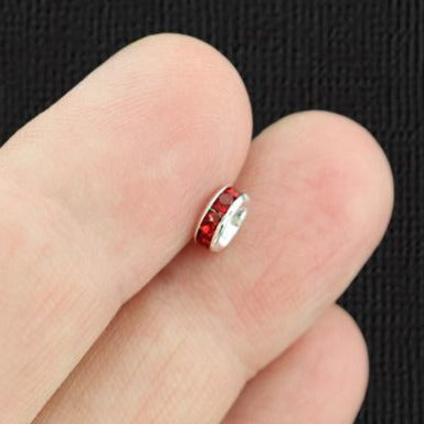 Perles d'espacement Rondelle 6 mm x 2,7 mm - ton argent avec strass rouges incrustés - 50 perles - SC6141