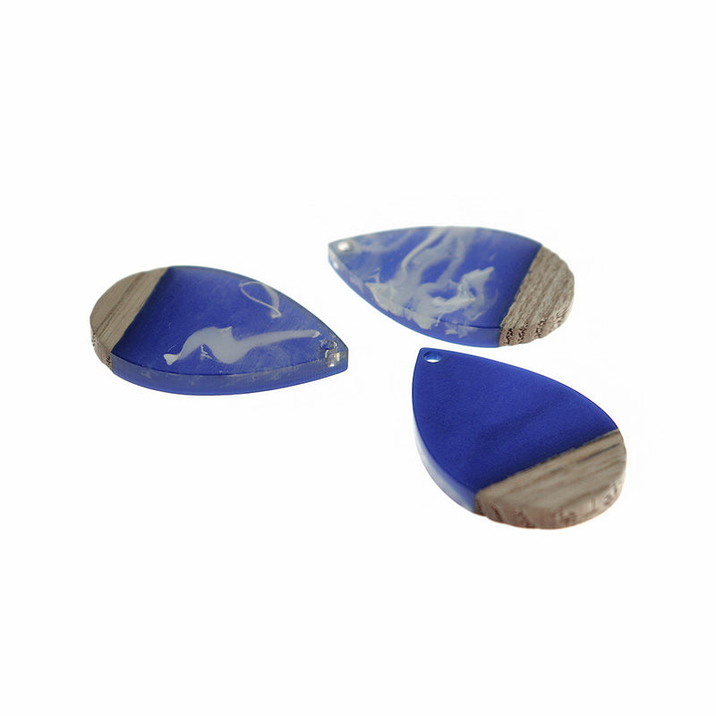 2 breloques en bois naturel en forme de larme et en résine tourbillonnante bleue 36 mm - WP556
