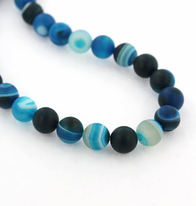 Perles rondes en agate naturelle 8 mm - Nuances givrées de bleu profond - 1 brin 48 perles - BD485