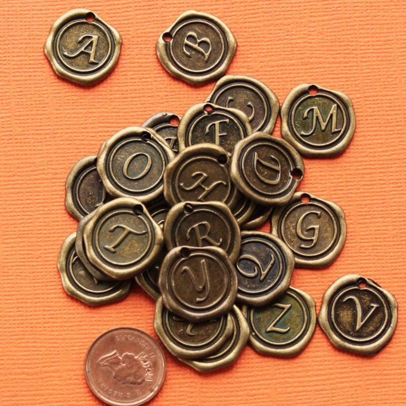 6 breloques de ton bronze antique de lettre de l'alphabet - Alpha3000