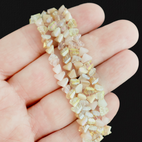 Perles de verre triangulaires 6 mm x 3,5 mm - Champagne et crème galvanisées - 1 brin 100 perles - BD1909