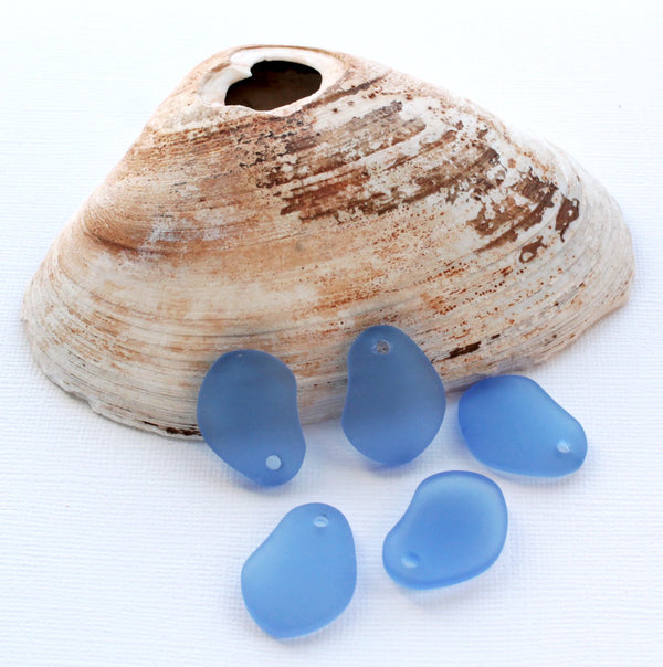 Breloque en verre de mer bleu de forme libre - U043