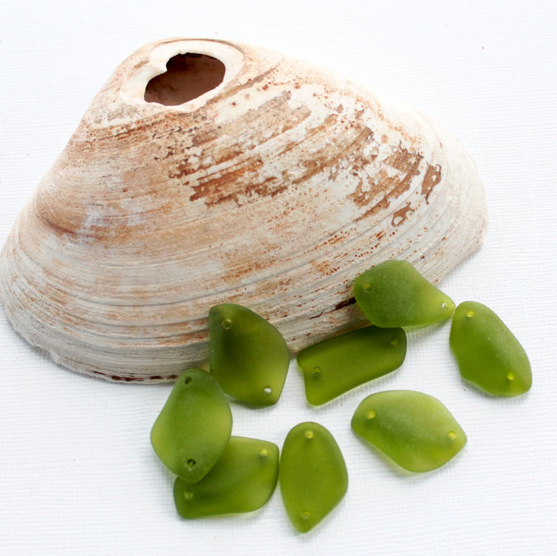 2 breloques en verre de mer de culture de forme libre vert olive - U012