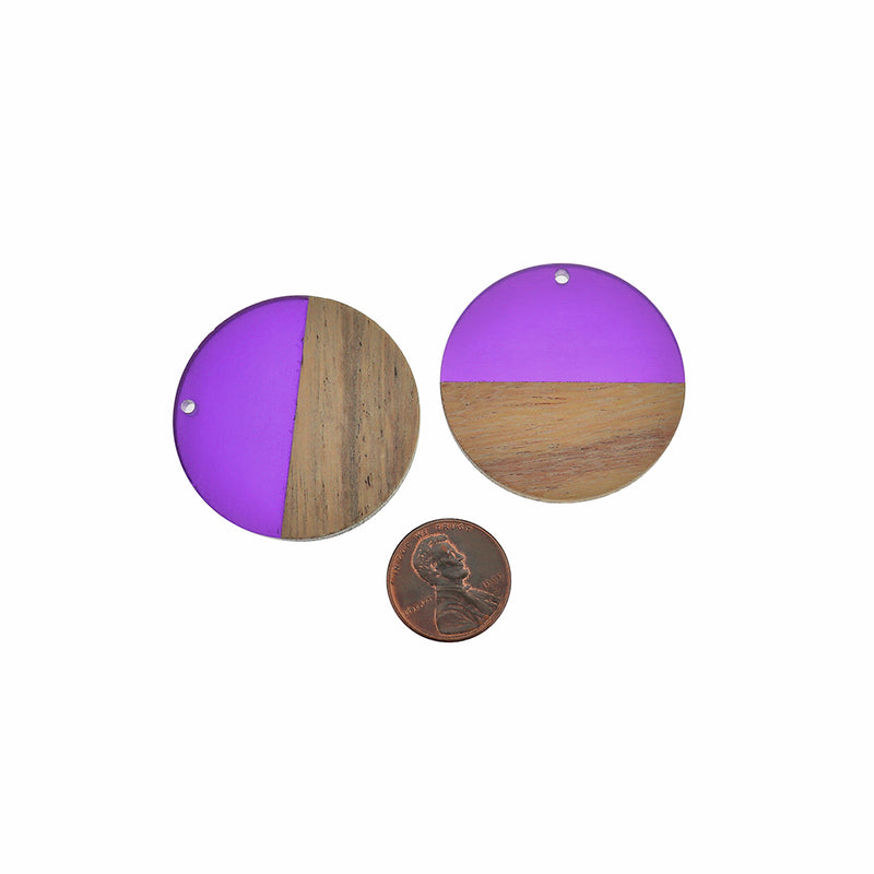 Breloque ronde en bois naturel et résine violette vibrante 38 mm - WP074