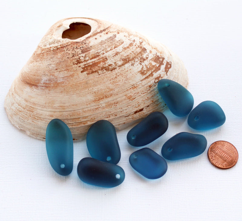 2 breloques bleues en verre de mer de culture de forme libre - U018