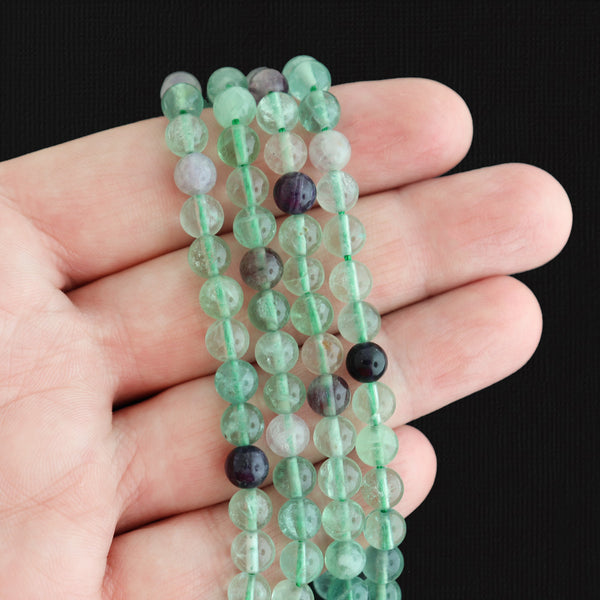 Perles rondes en fluorite naturelle 6 mm - violets, bleus et verts - 1 brin 61 perles - BD1665