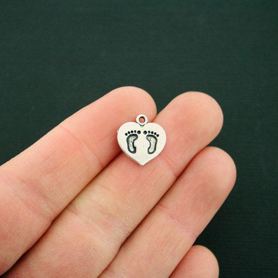 8 breloques de ton argent antique de coeur de pieds de bébé - SC6596