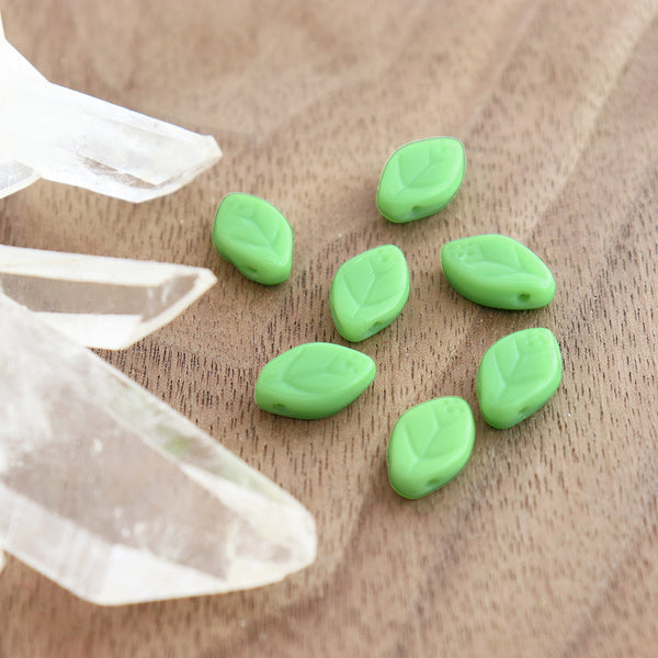 Perles en verre pressé tchèque feuille de hêtre 12 mm x 7 mm - vert citron poli - 20 perles - CB107
