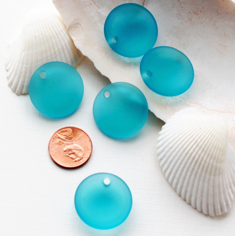 2 charms ronds bleus en verre de mer de culture - U100