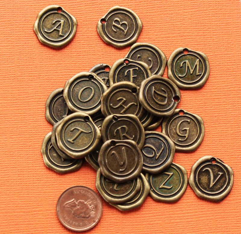 26 breloques de ton bronze de lettre de l'alphabet - 1 ensemble - ALPHA500